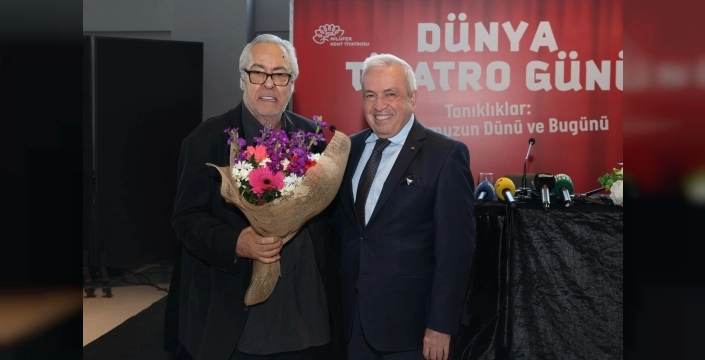 Usta tiyatrocu Rutkay Aziz, Dünya Tiyatro Günü'nde Nilüfer'de sahne aldı