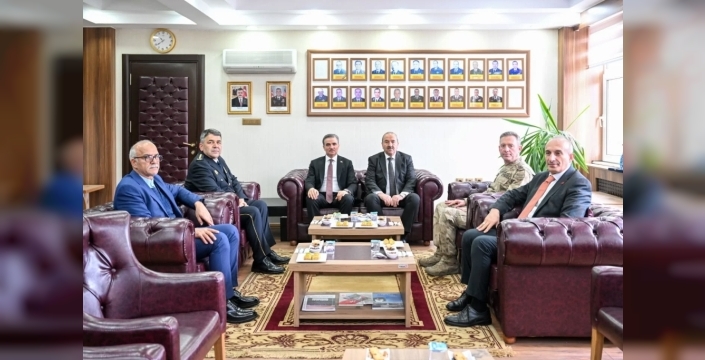 Vali Baruş, görevi başındaki güvenlik güçleriyle bayramlaştı