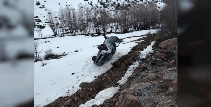 Van'da acı kaza: otomobil şarampole yuvarlandı, 3 kişi yaralı