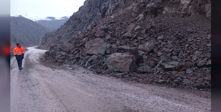 Yüksekova-Hakkari kara yolunda heyelan nedeniyle ulaşım kapandı