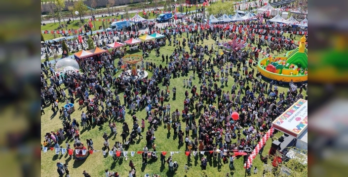 23 Nisan'da çocuklar, Ankara'da neşeli bir şenlikte buluştu