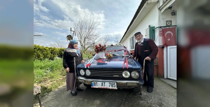 86 yaşındaki Adem dede, eşine olan aşkını gelin arabası süsleyerek ve şiir yazarak haykırdı