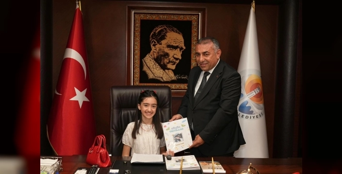 Adana'da 23 Nisan coşkusu: Minik başkan koltukta!