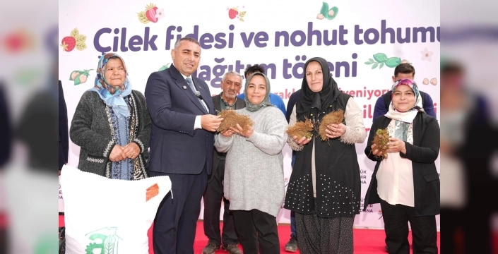 Adana'da üreticinin yüzü gülüyor: Büyükşehir'den fide ve tohum desteği
