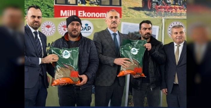 Ağrı'da çiftçilere 44 ton yonca tohumu dağıtıldı
