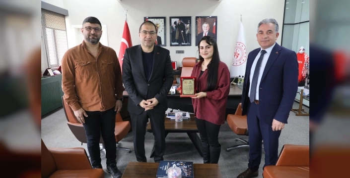 Ağrı'da müdür Çelebi, genç yetenek Lavin Türfent'i tebrik etti