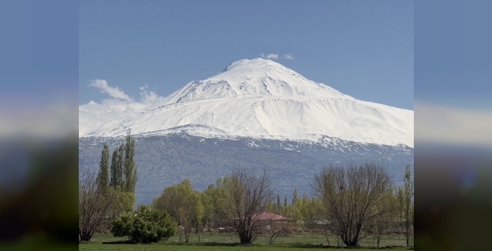 Ağrı Dağı, kışın etkisiyle beyaza büründü