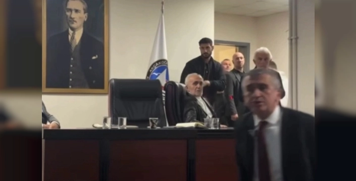 Akçakoca Belediye Başkanı'ndan gazetecilere sert tepki: 'Ne çekiyorsun?