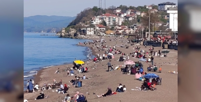 Akçakoca sahilleri mevsimsiz sıcağın etkisiyle doldu taştı
