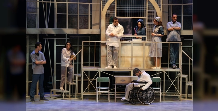 Akıl hastanesinin duvarlarını yıkan 'Kafesten Bir Kuş Uçtu' Konya'da seyirciyle buluştu