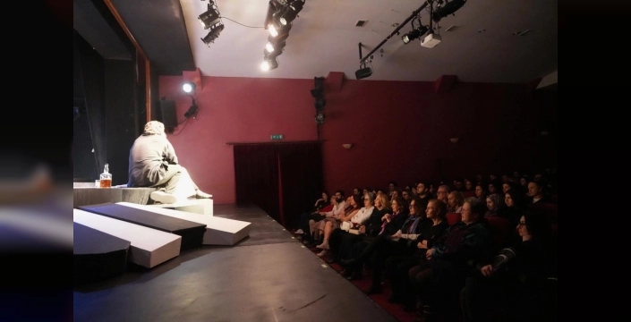 Alzheimer temalı 'Unutmak' oyunu Eskişehir'de izleyiciyi gözyaşlarına boğdu