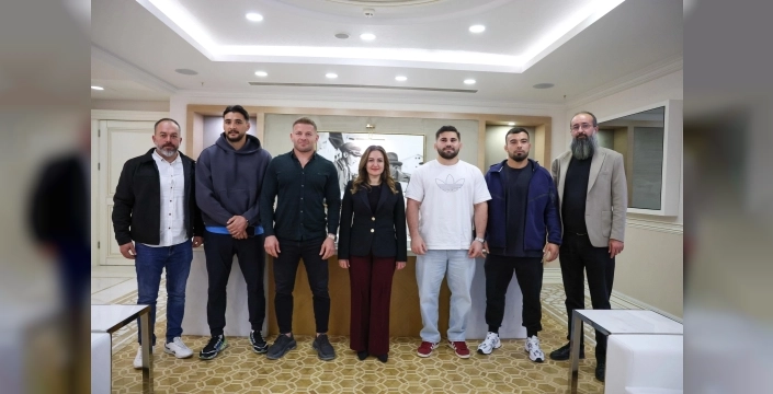 Antalyalı pehlivanlardan Başkan Vekili Özdemir'e moral ziyareti