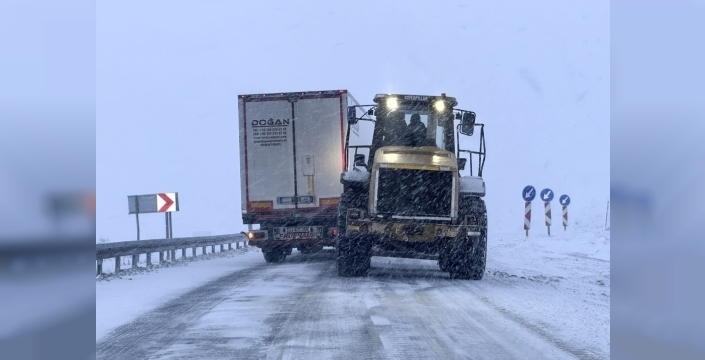 Ardahan-Ardanuç kara yolu yoğun kar nedeniyle kapandı