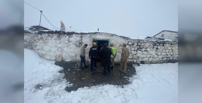 Ardahan'da yürekleri ağza getiren göçük: Evin bir kısmı çöktü