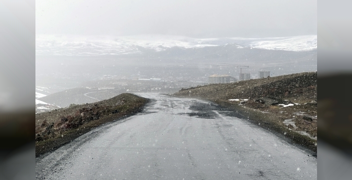 Ardahan'ın zirveleri beyaza büründü: Yüksek kesimlerde kar yağışı etkili oldu