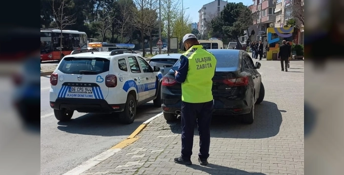 Balıkesir'de kaldırımları işgal eden araçlara geçit yok!
