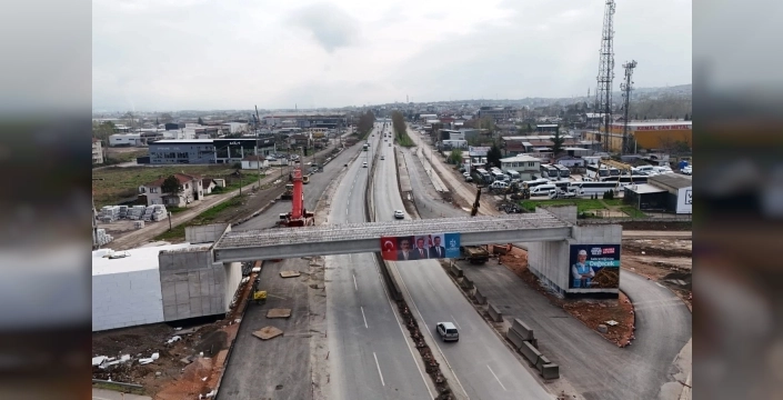 Başiskele'de Gece Yarısı Operasyonu: Dev Kirişler 9 Saatte Yerine Oturdu