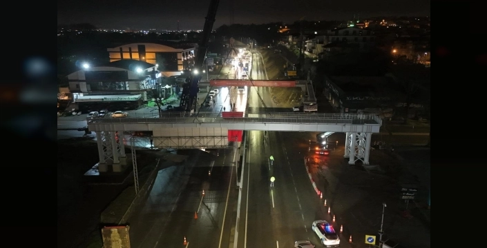 Başiskele Kavşağı'nda 78 tonluk yaya üst geçidi montajı tamamlandı