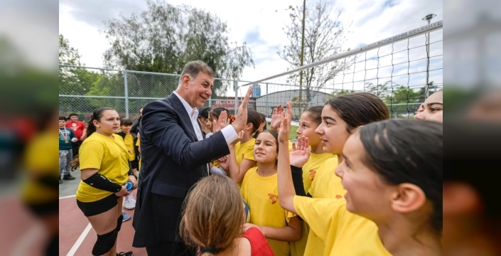 Başkan Tugay, 23 Nisan coşkusunu sporcu çocuklarla İnciraltı'nda yaşadı