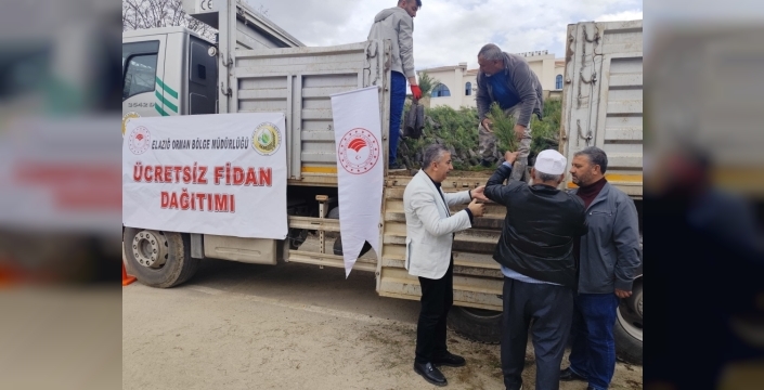 Baskil'de 20 bin fidan vatandaşlara dağıtıldı