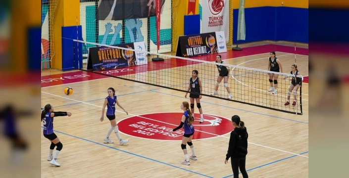 Beylikdüzü'nde voleybol coşkusu: 400 sporcu filede buluştu