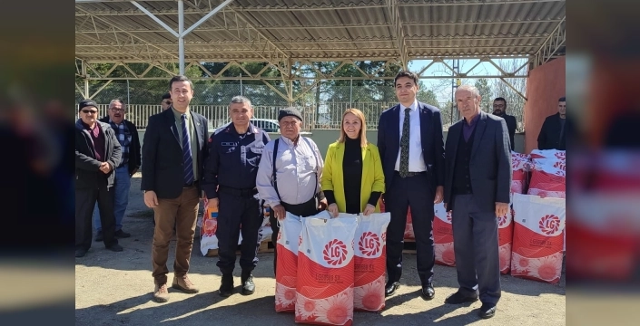 Bilecik Pazaryeri’nde çiftçiye hibe destekli ayçiçeği tohumu dağıtıldı