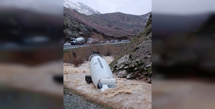 Bitlis'te dehşet: Beton mikseri dereye uçtu, sürücüden haber yok!