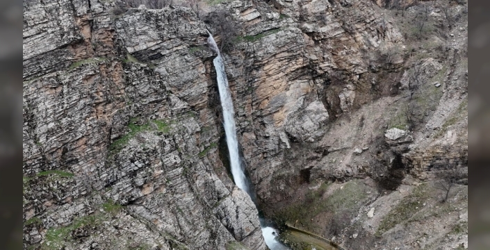 Bitlis'te Gümüşkanat Şelalesi'nin debisi kar erimesiyle arttı