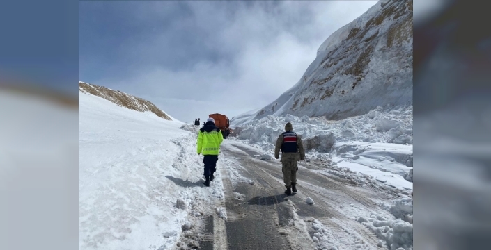 Bitlis'te kara yoluna düşen çığ ekiplerin hızlı müdahalesiyle temizlendi