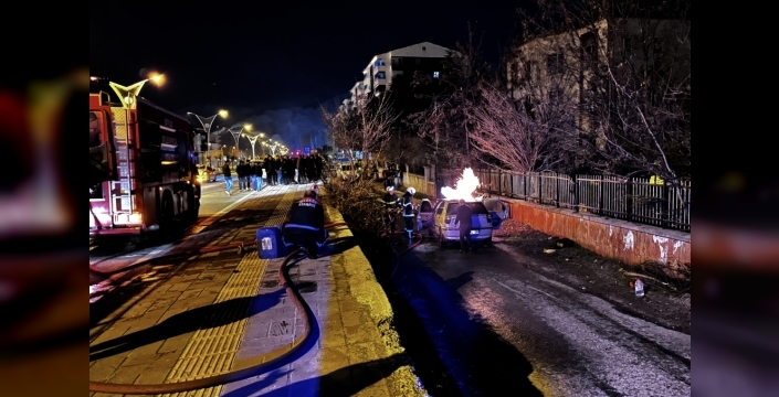 Bitlis'te seyir halindeki otomobil alev alev yandı