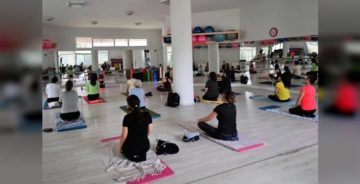 Bornova'da kadınlar yoga ile güçleniyor