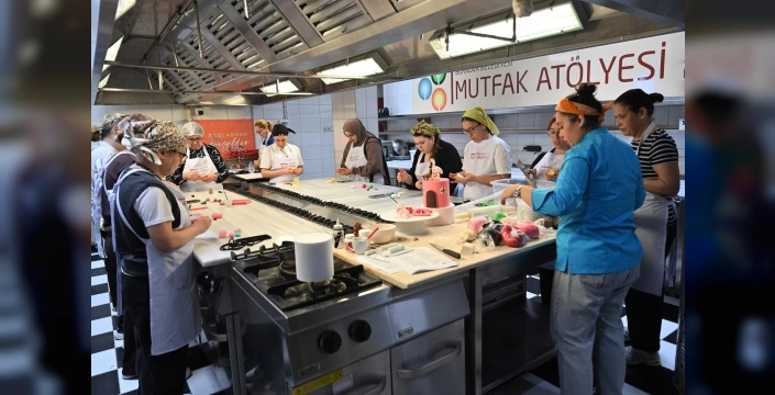 Bornova'da mutfaklar şenleniyor: Pastacılıktan makarnaya, minik şeflerden kurabiye şöleni!