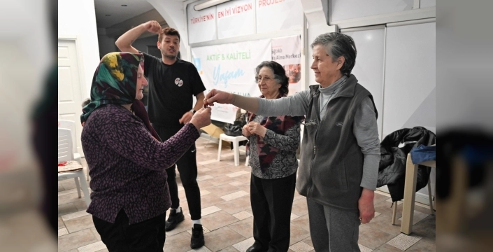 Bornova'da Yaratıcı Drama ile Yaşlılar Hayata Tutunuyor