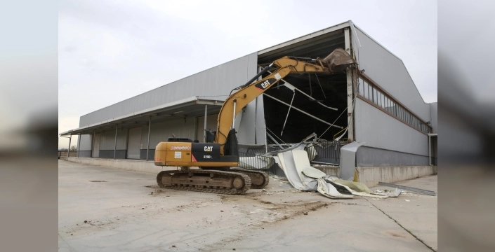 Bursa Nilüfer'de 4 bin metrekarelik ruhsatsız depo yıkıldı