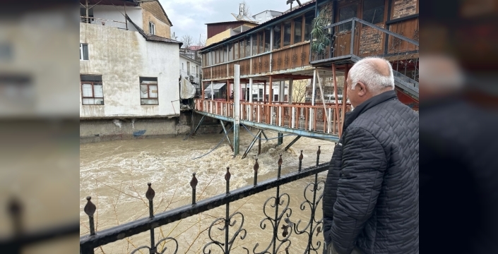 Çatak'ta yağmur coştu, dereler azgınlaştı: Kafe tedbir amaçlı kapatıldı