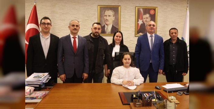 Çayırova'da başkanlık koltuğu minik Hira'nın!