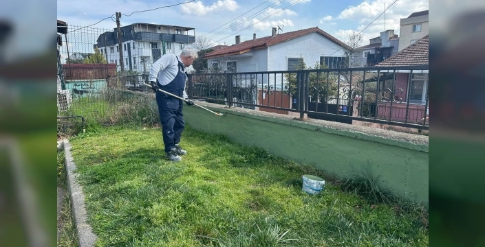 Çayırova parklarındaki duvar yazıları belediye ekipleri tarafından temizleniyor