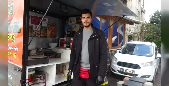 Depremzede Erhan, seyyar tezgahında çocukluk hayalini gerçeğe dönüştürdü
