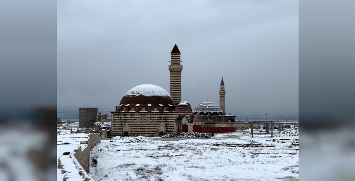 Doğu'da Kar Esareti: 317 Yerleşim Yeri Ulaşıma Kapandı, Ekipler Seferber Oldu!