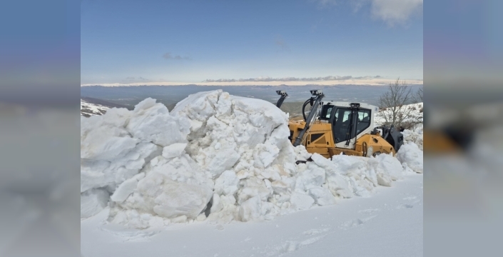 Doğu'da karla mücadele sürüyor: Yollar açılıyor, zorlu koşullara rağmen ilerleme sağlanıyor