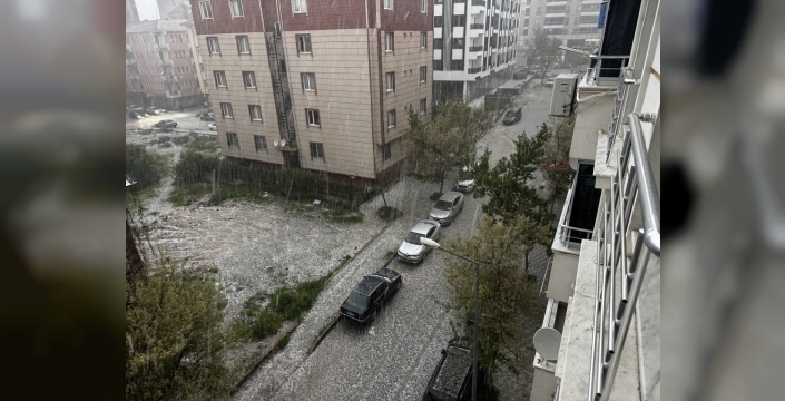Elazığ'da dolu, hayatı durma noktasına getirdi