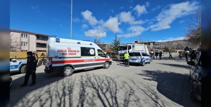 Erzincan'da acı kaza: Çöp kamyonu yaşlı kadının hayatını aldı