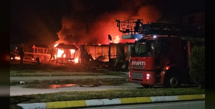 Erzincan'da işçi konteynerlerinde çıkan yangın yürekleri ağza getirdi, tümü küle döndü!