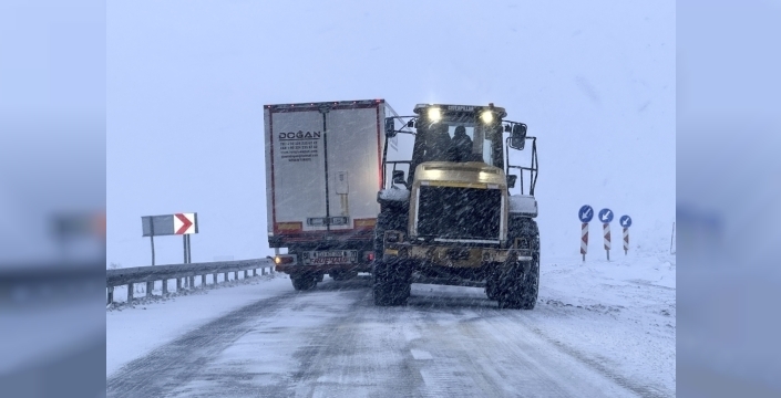 Erzurum, Ardahan ve Kars'ta kar yağışı etkili oldu