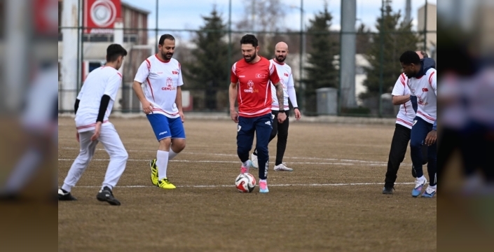 Erzurum'da protokol ve futbolcular, gençlarla aynı sahada buluştu