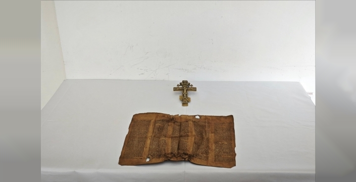 Erzurum'da tarihi eser kaçakçılığı operasyonu: Orta Çağ parşömeni ve bronz haç ele geçirildi