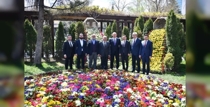 Eski Bakan Çavuşoğlu'ndan Kayseri Belediyeciliğine övgü dolu sözler