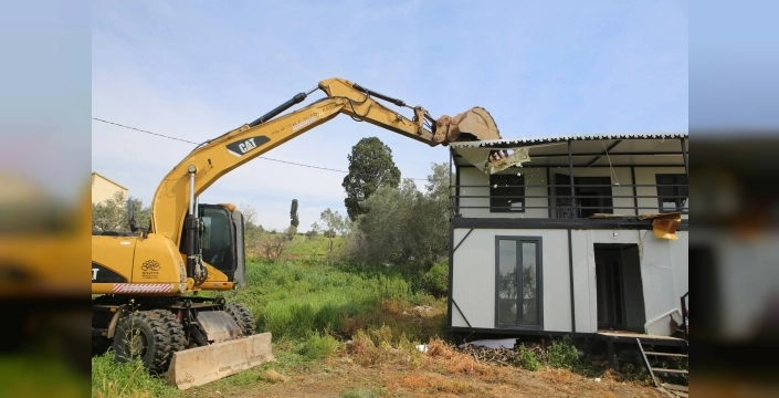 Gölyazı'da kaçak yapılar yıkıldı, tarihi doku korundu
