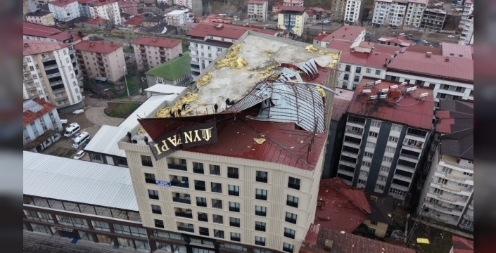Hakkari'de fırtına, binanın çatısını uçurdu