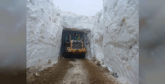 Hakkari'de karla mücadele ekipleri üs bölgelerine ulaşım sağlıyor